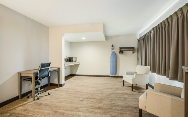 Red Roof PLUS+ Chula Vista