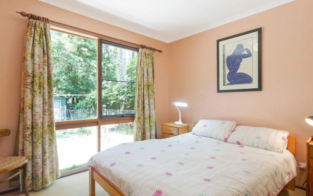 Caseys Pet Friendly Beach Cottage – Guest Rooms – Mystery Bay
