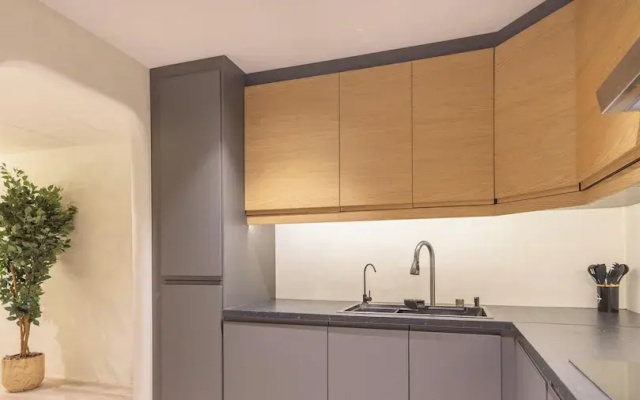LUX Contemporary Marina View Suite 7
