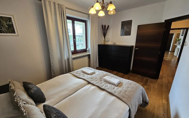 Ludwinowska Cozy Apartment by Renters