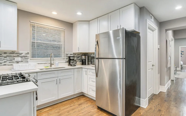 5 Mi to Dtwn: Ukrainian Village Apartment!