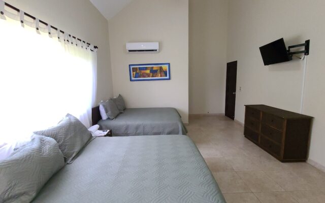 Villa Hermosa a Spacious Villa Close to Downtown