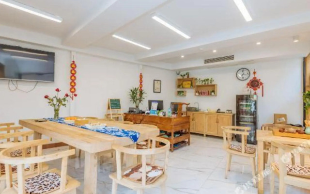 Mo Ni Tang Jia Hot Spring Inn