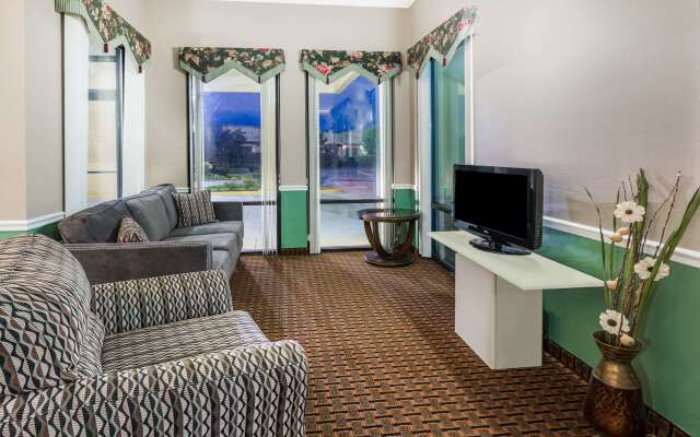 Super 8 by Wyndham Madison/Ridgeland Area