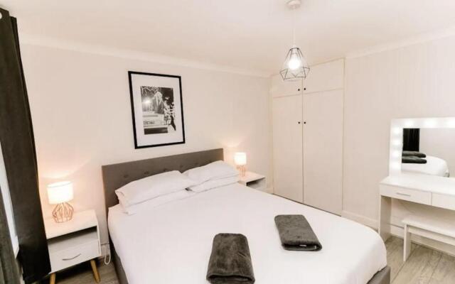 Large Stunning City Centre House With Cinema Room
