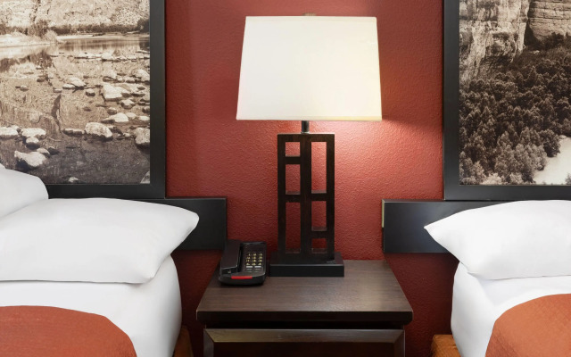 Super 8 by Wyndham Temple S. General Bruce