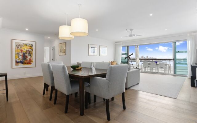 Light and spacious w incredible harbour views