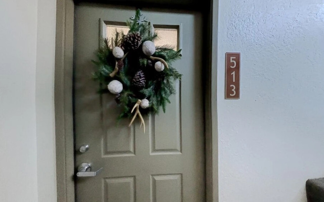 Spacious 2 Bedroom Home with Pool, 3 Hot Tubs, Sauna! by RedAwning