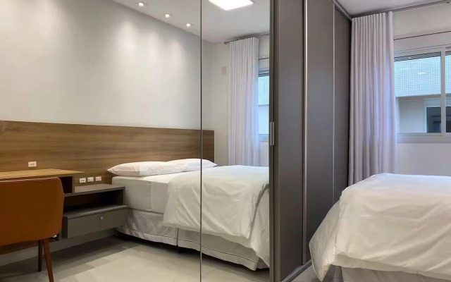 Apto de alto padrão em cond. 700m da praia CCI210