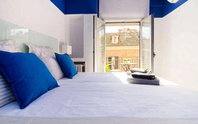 Sunny Apartment at the foot of Royal Palace by Batuecas