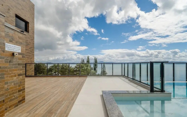 Estúdio em prédio com piscina SCA0108