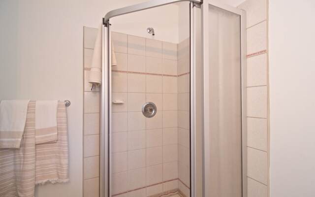 Lakefront Chalet with private dock