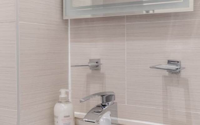 Inviting 2BD Flat 15 Minutes From Regents Park!