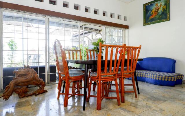 OYO 1196 Hotel Pura Puspa Rosa