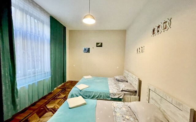 Grayhouse Elia Apartment