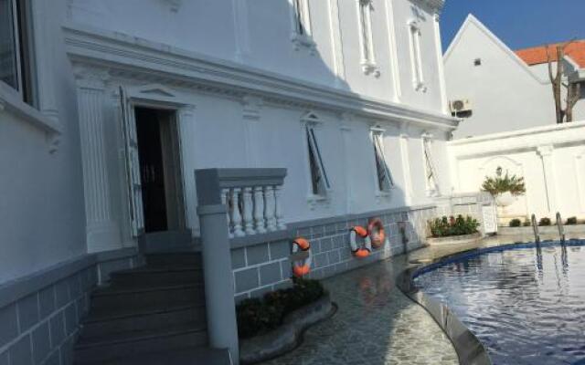 Nancy Sea Light Villa