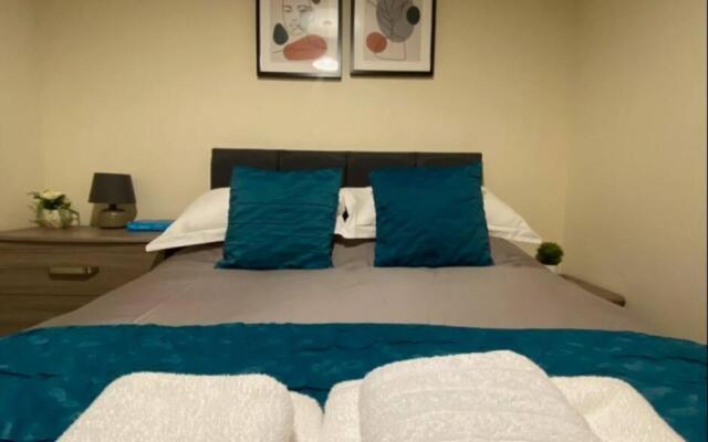 No25-Luxe Living Guest House- 2 Bed-WIFI-Free Parking-City- Beach