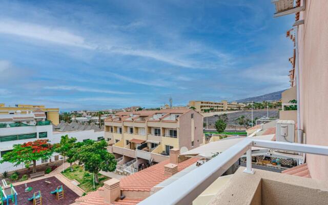 YELLOW 3 bedroom large apartment for 10 guests