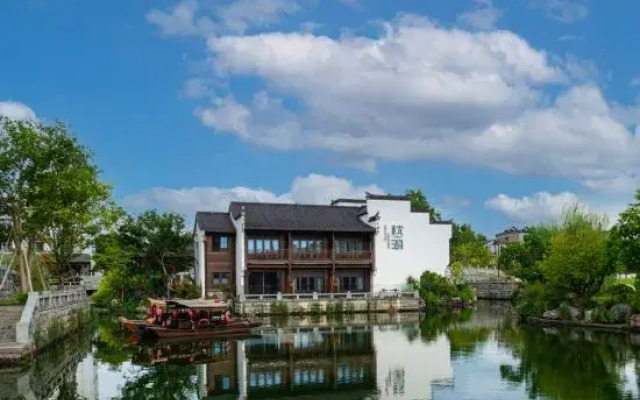 Zhenhu Homestay (Jiandemeicheng Ancient Town)