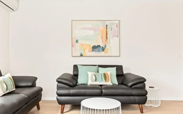Bright and Convenient Apartment, Close to Shops