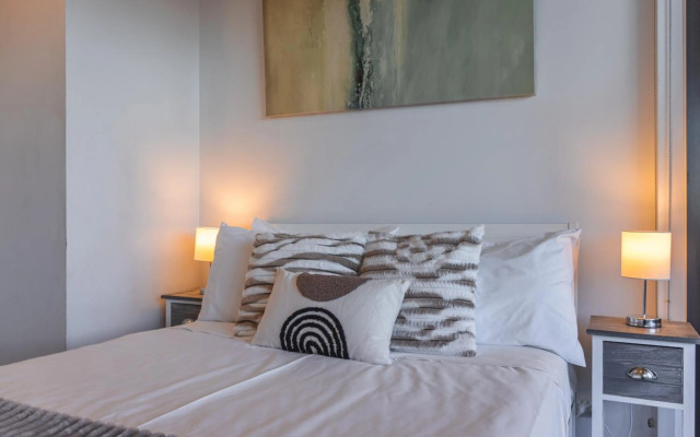 Pleasant Terrace 3BR 2BA WIFI City view