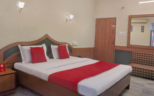 OYO 11093 Hotel Rathod Suites