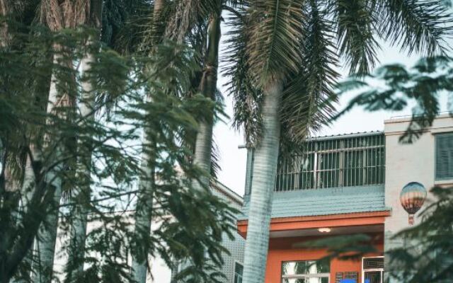 Q+ Palm Bay Art Hostel