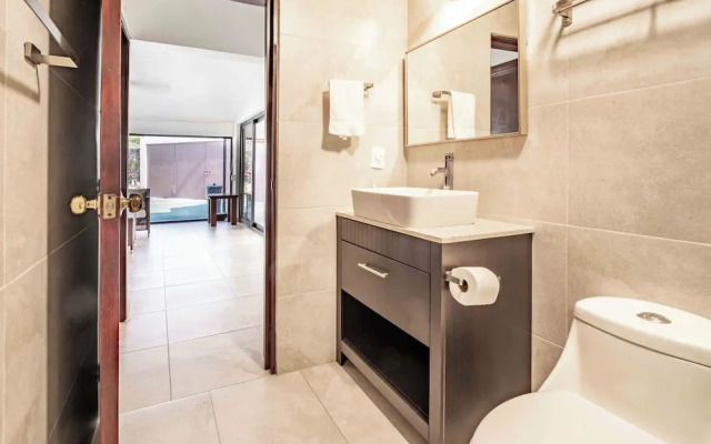 Spacious House Pool & Jacuzzi