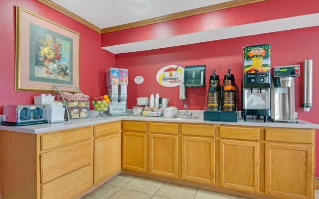 Super 8 Riverside/kansas City