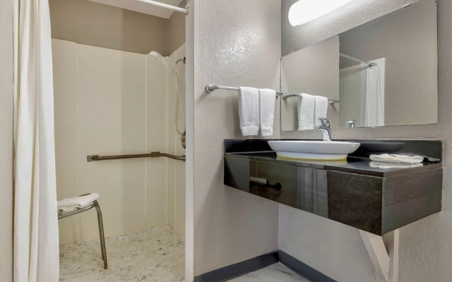 Travelodge/motel 6 Oshkosh