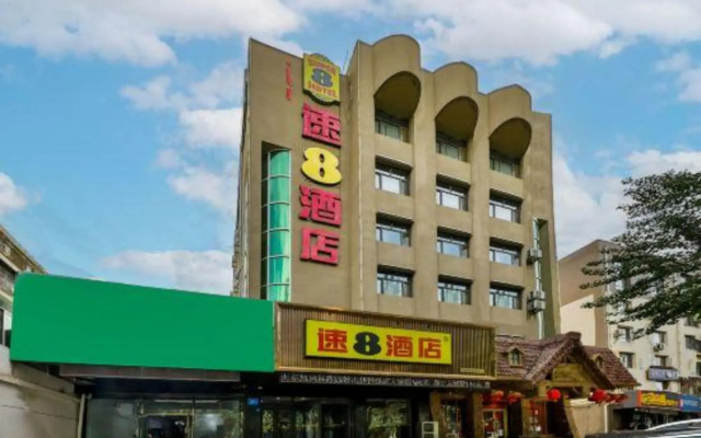 Super 8 Hotel (Chifeng Railway Station Yuanlin Road)