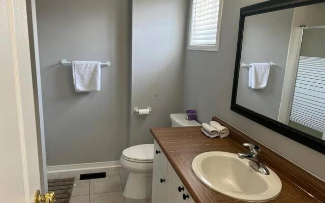 cheerfully 3 bedroom home with free parking & wifi
