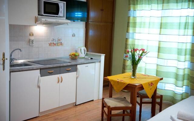 Apts&rooms Robi-50m from beach