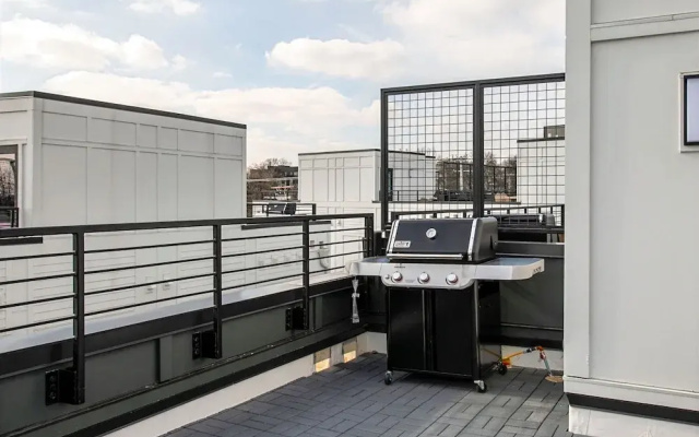 Rooftop Hot Tub Skyline Views Near Broadway