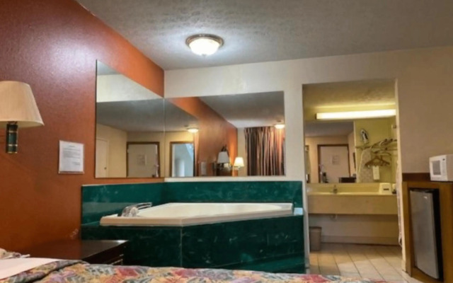 Travelodge by Wyndham Sellersburg / Louisville North