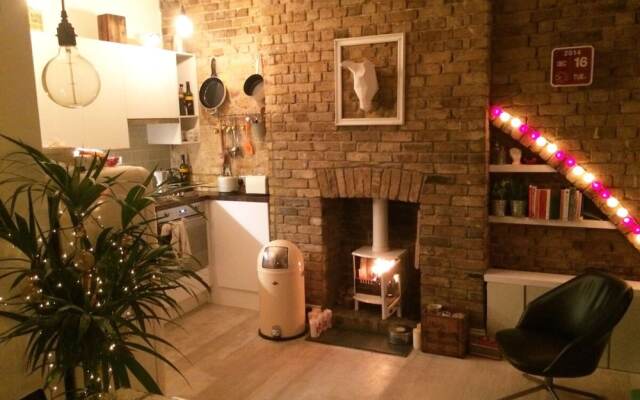 Beautiful Canalside 1-bedroom Flat With Terrace
