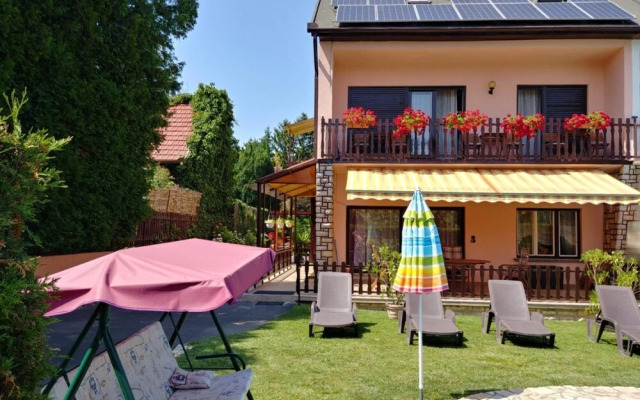 Crystal Apartement F