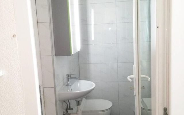 Studio in Neuchâtel, with Enclosed Garden And Wifi - 2 Km From the Beach – Bathroom – Neuchatel