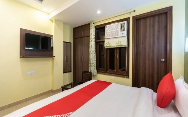OYO 29932 Hotel R S Plaza