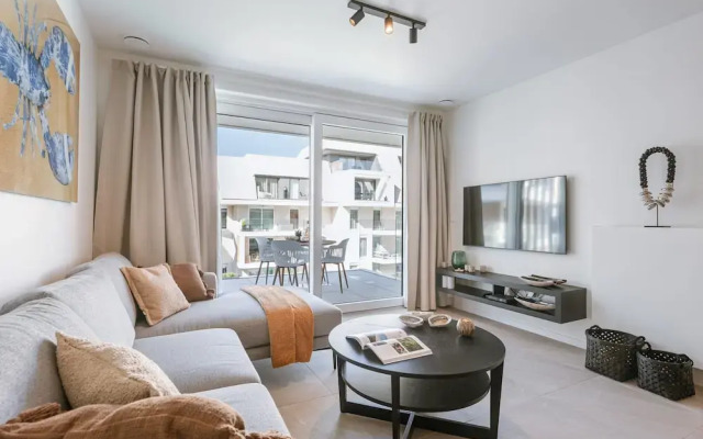 Beautiful Apartment With Pool Terrace and Parking