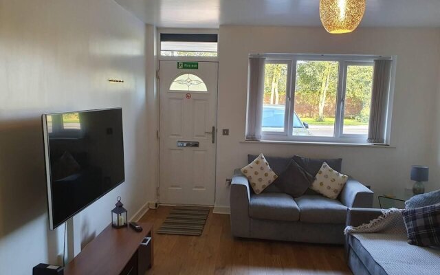 Immaculate 2-bed Apartment in Leigh