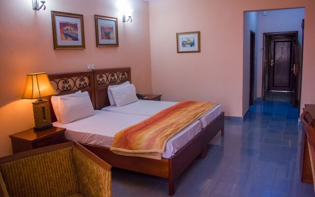 Dees Hotels, Apartments and Suites