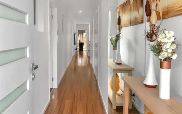 Sleek Stylish Modern Close to Airport