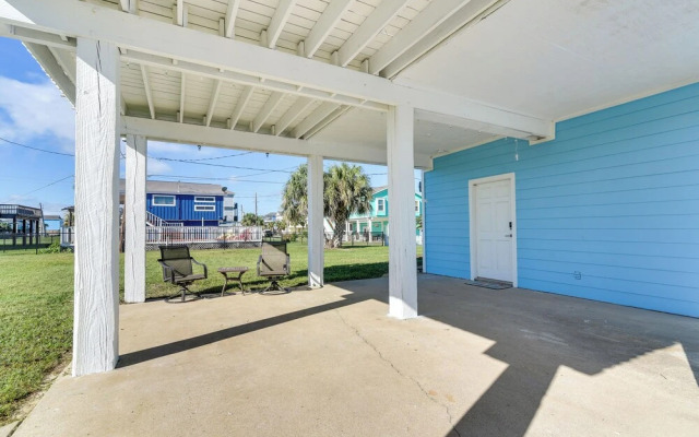 Walk to Beach: Family-friendly Galveston Home!