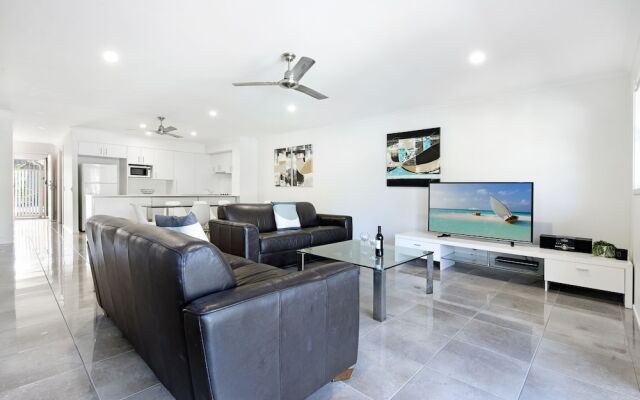 Diamond Beach 3 Bedroom Poolside Apartment - 34