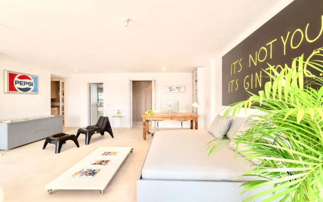 Swimming pool apartment with private parking