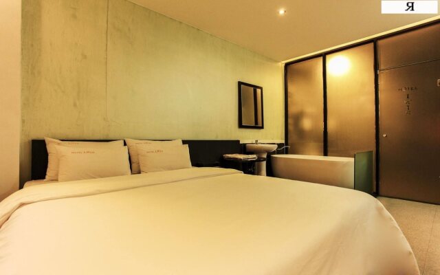 Iris Hotel