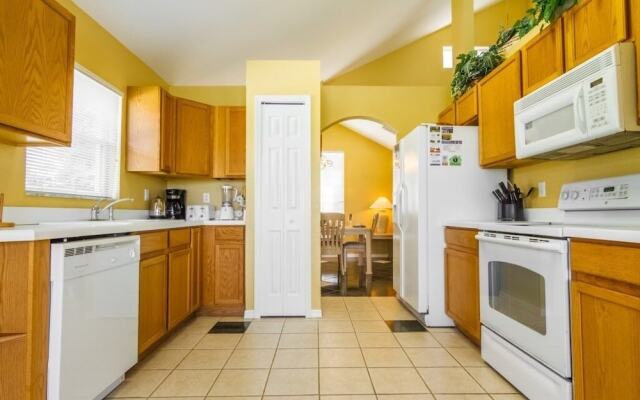 Linda's Pinewood Villa 4 Bedroom Home