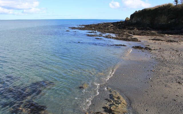 Hookless Holiday Homes
