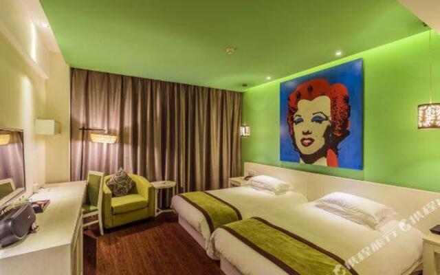 Green Sunshine Holiday Fashion Hotel